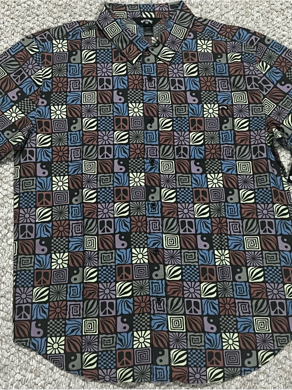 Billabong NWT Men's Geometric Button-Up Shirt Short Sleeve Chase Size Medium